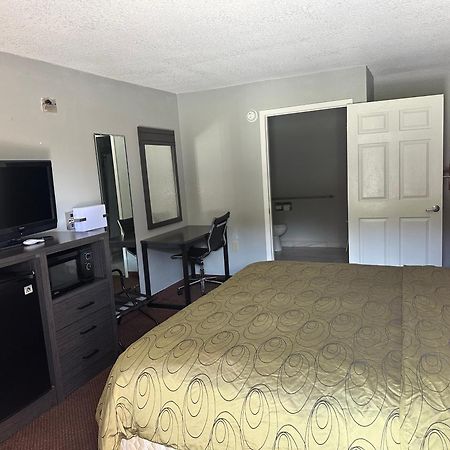 Clairmont Inn & Suites - Warren Exterior photo