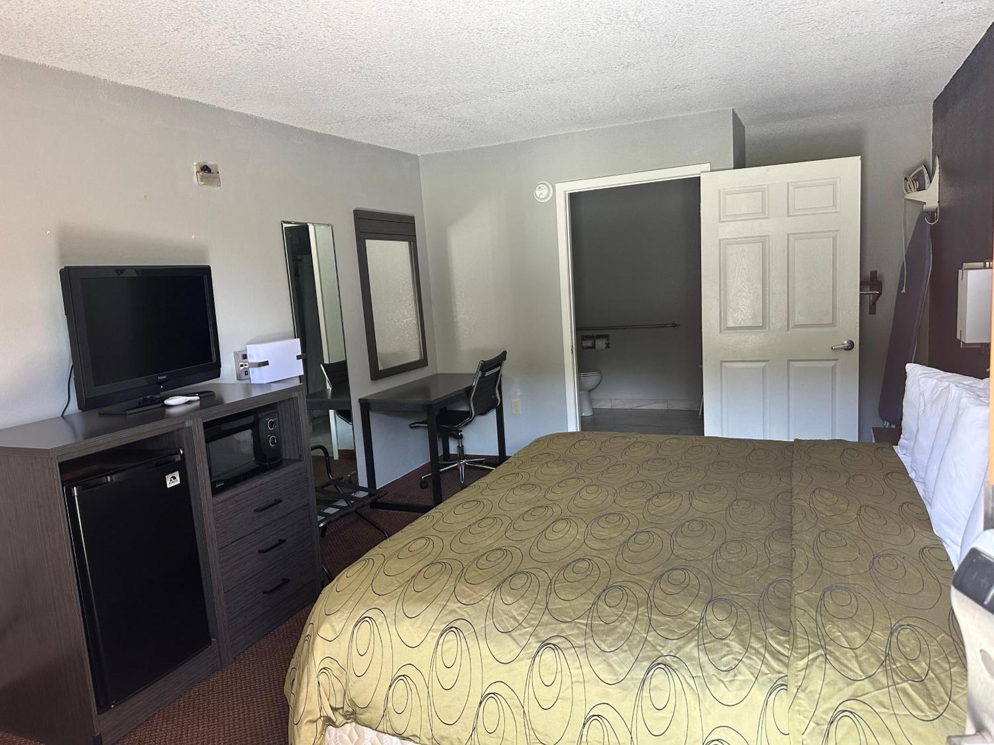 Clairmont Inn & Suites - Warren Exterior photo