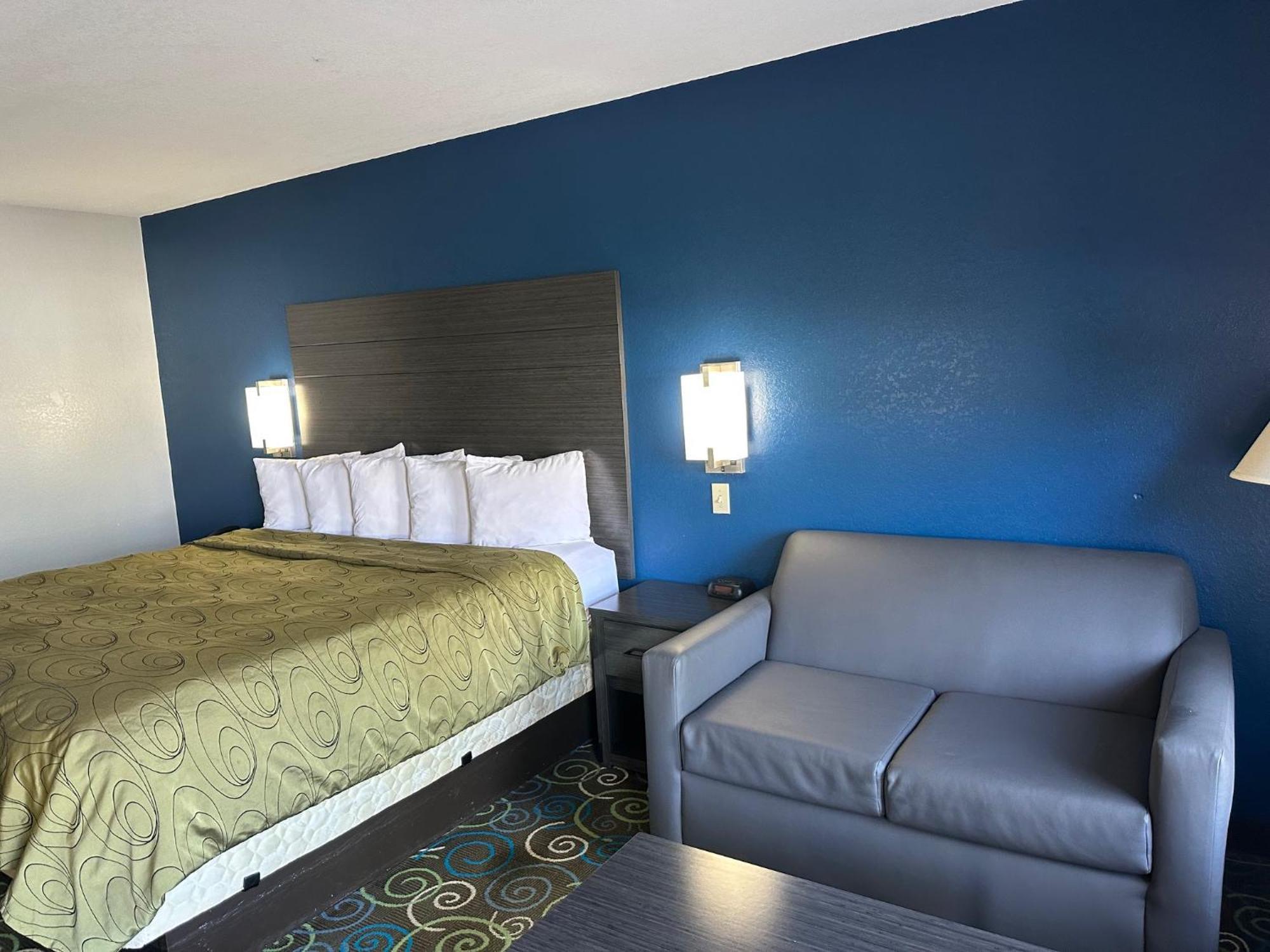 Clairmont Inn & Suites - Warren Exterior photo