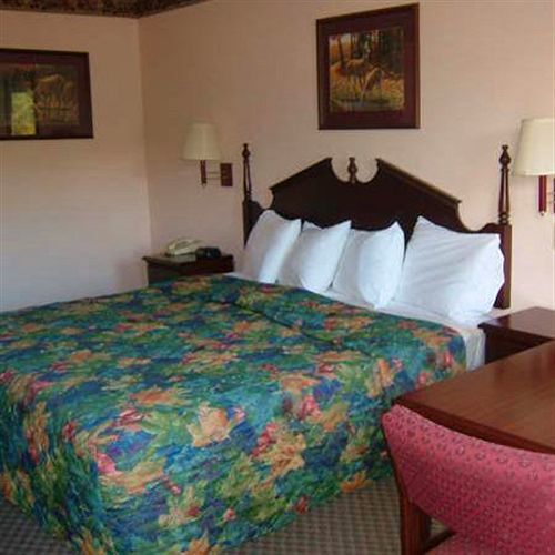 Clairmont Inn & Suites - Warren Room photo