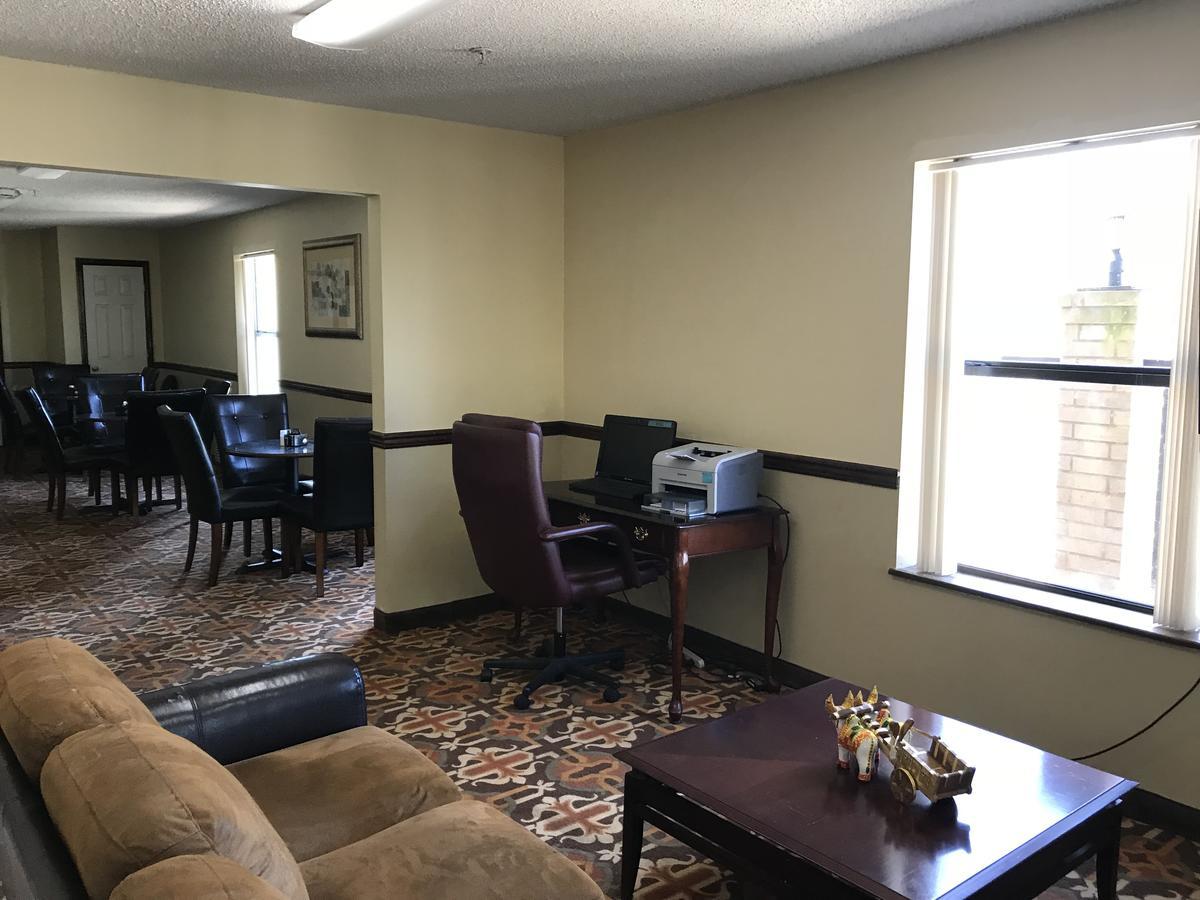 Clairmont Inn & Suites - Warren Exterior photo