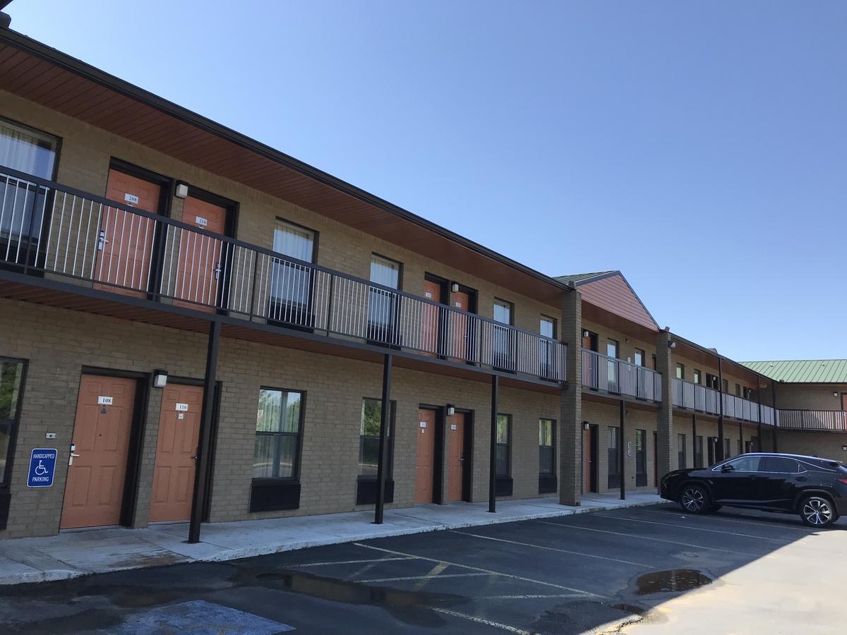 Clairmont Inn & Suites - Warren Exterior photo