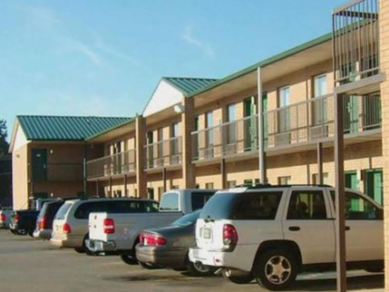 Clairmont Inn & Suites - Warren Exterior photo